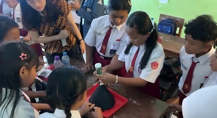 Mahasiswa BBK Universitas Airlangga Hadirkan Science Fun Day dan Edukasi PHBS di SDN 1 Sambimulyo